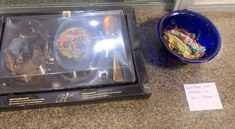 Donna Avvelena la Rivale in Amore e i Suoi Figli con Uova di Cioccolato Contaminate.
