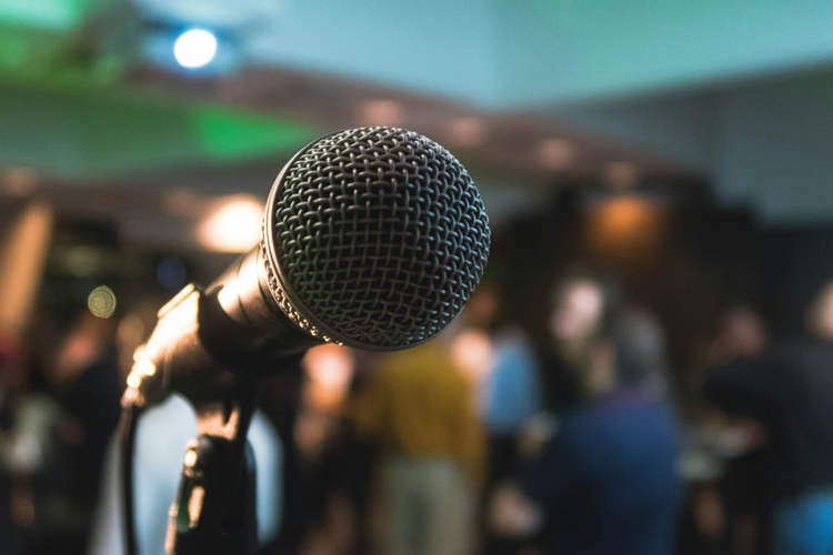 Donna Sospetta di Contrarre il Virus dell'Herpes Tenendo il Microfono del Karaoke Troppo Vicino alla Bocca.
