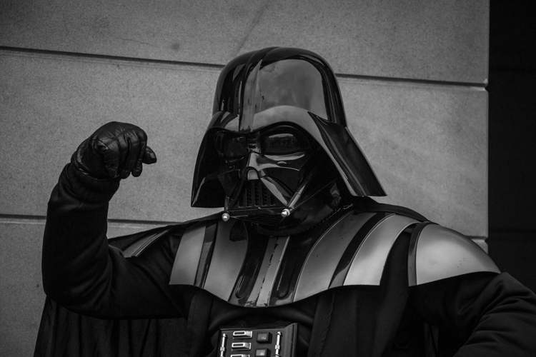 Donna Vince una Causa da $39,000 Dopo Essere Stata Paragonata a Darth Vader sul Posto di Lavoro!

