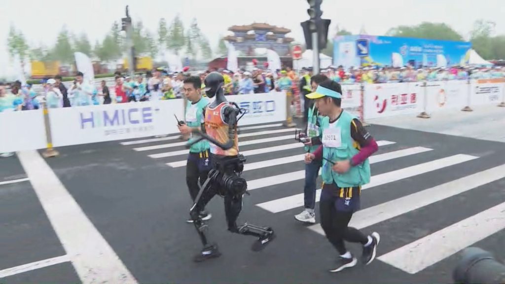 La prima mezza maratona al mondo per robot dimostra che i robot umanoidi hanno ancora molta strada da fare!
