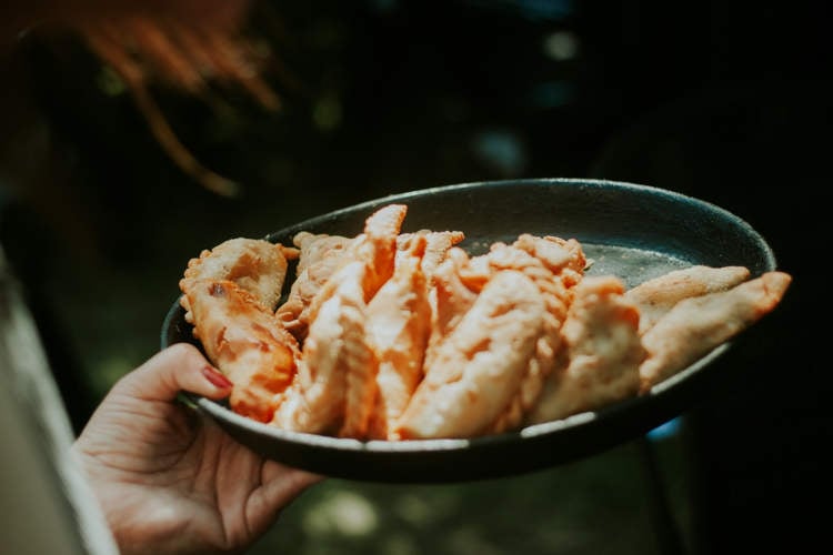 Venditore di Cibo si Vendica della Famiglia: Uccide 40 Membri di una Gang con Empanadas Avvelenate.
