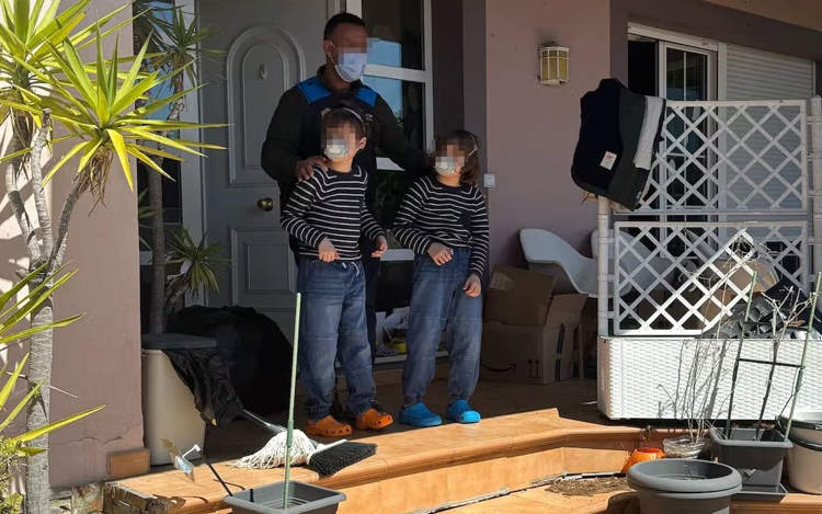 Vicini Curiosi Scoprono Bambini Reclusi da Anni dai Genitori Ossessionati dal COVID!
