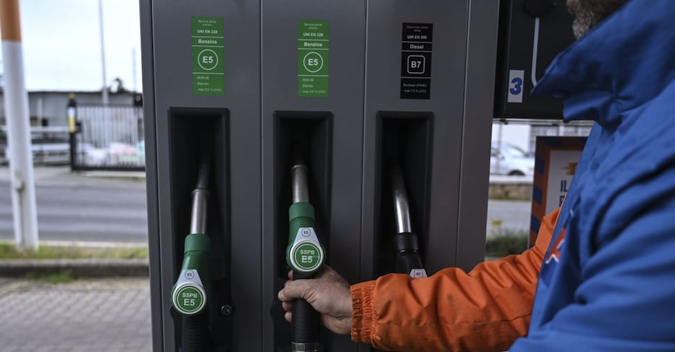 Carburante alle stelle: i prezzi raggiungono quasi 1,950 euro al litro, ma in Campania si trova la migliore offerta!
