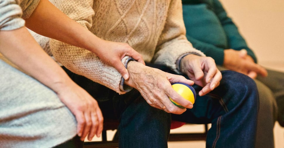 Colf e badanti, flat tax per pensionati e novità su scontrini e Pos: Ecco come il decreto fiscale potrebbe rivoluzionare tutto!

