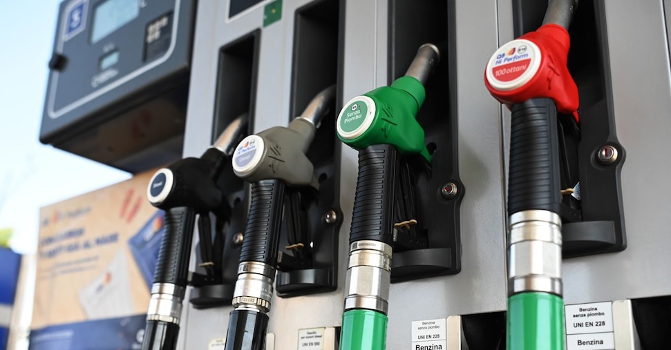 Carburanti: Il governo anticipa l'imposta sui dividendi delle grandi aziende energetiche!
