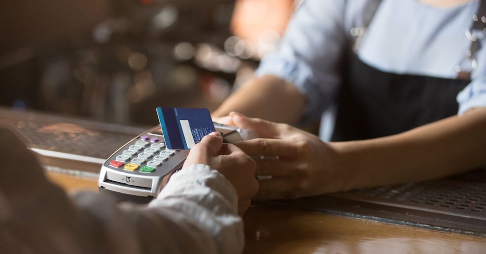 Contante ancora regina: il boom del contactless non spegne l'amore per il denaro contante nei negozi!
